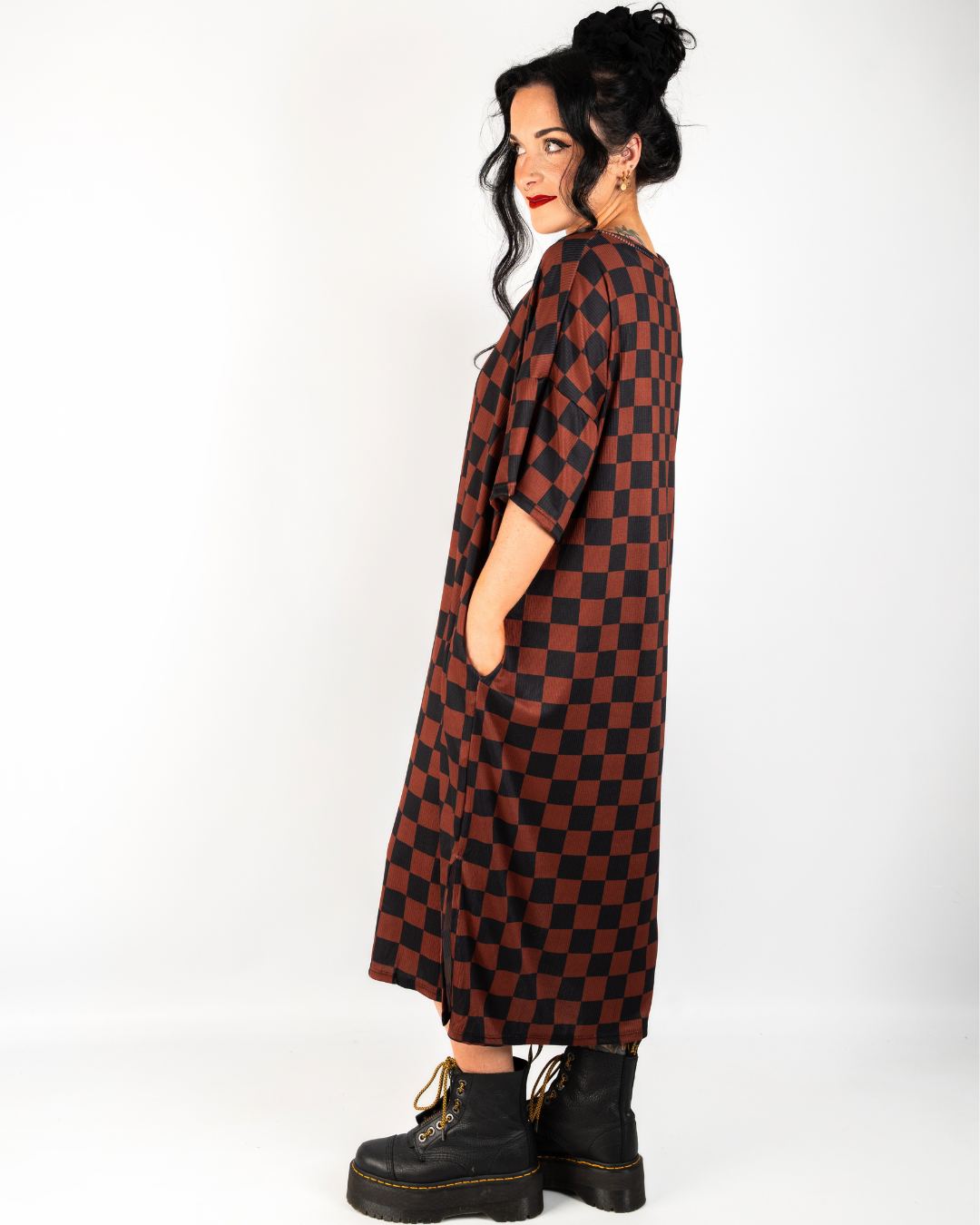 GRIDLOCKED RIBBED OVERSIZED DRESS IN MOCHA + BLACK