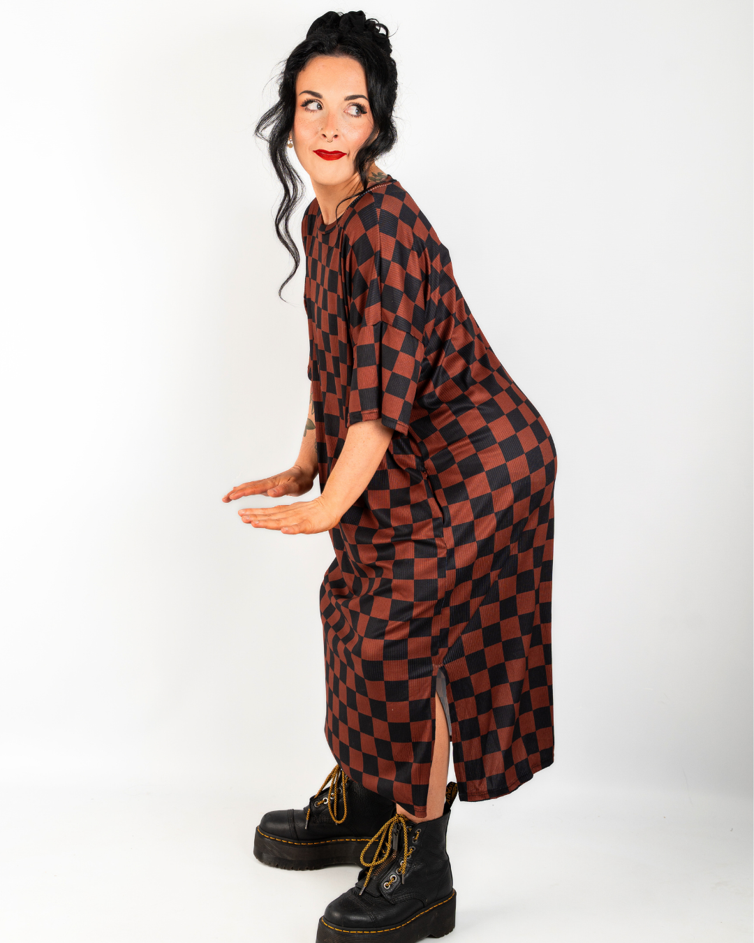 GRIDLOCKED RIBBED OVERSIZED DRESS IN MOCHA + BLACK