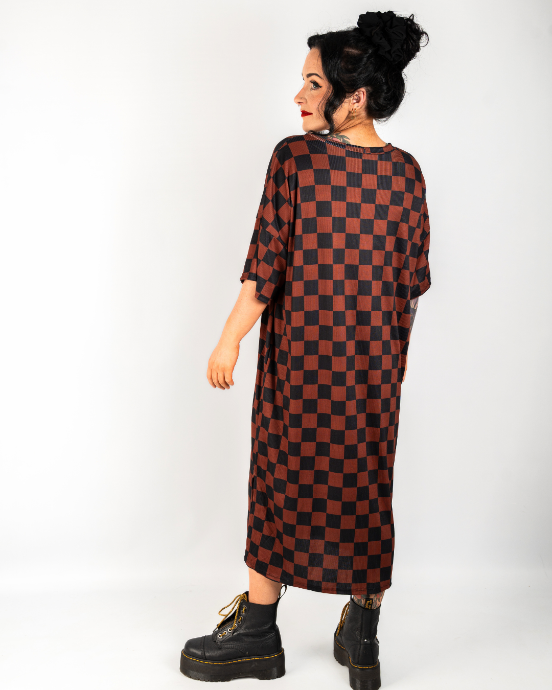 GRIDLOCKED RIBBED OVERSIZED DRESS IN MOCHA + BLACK