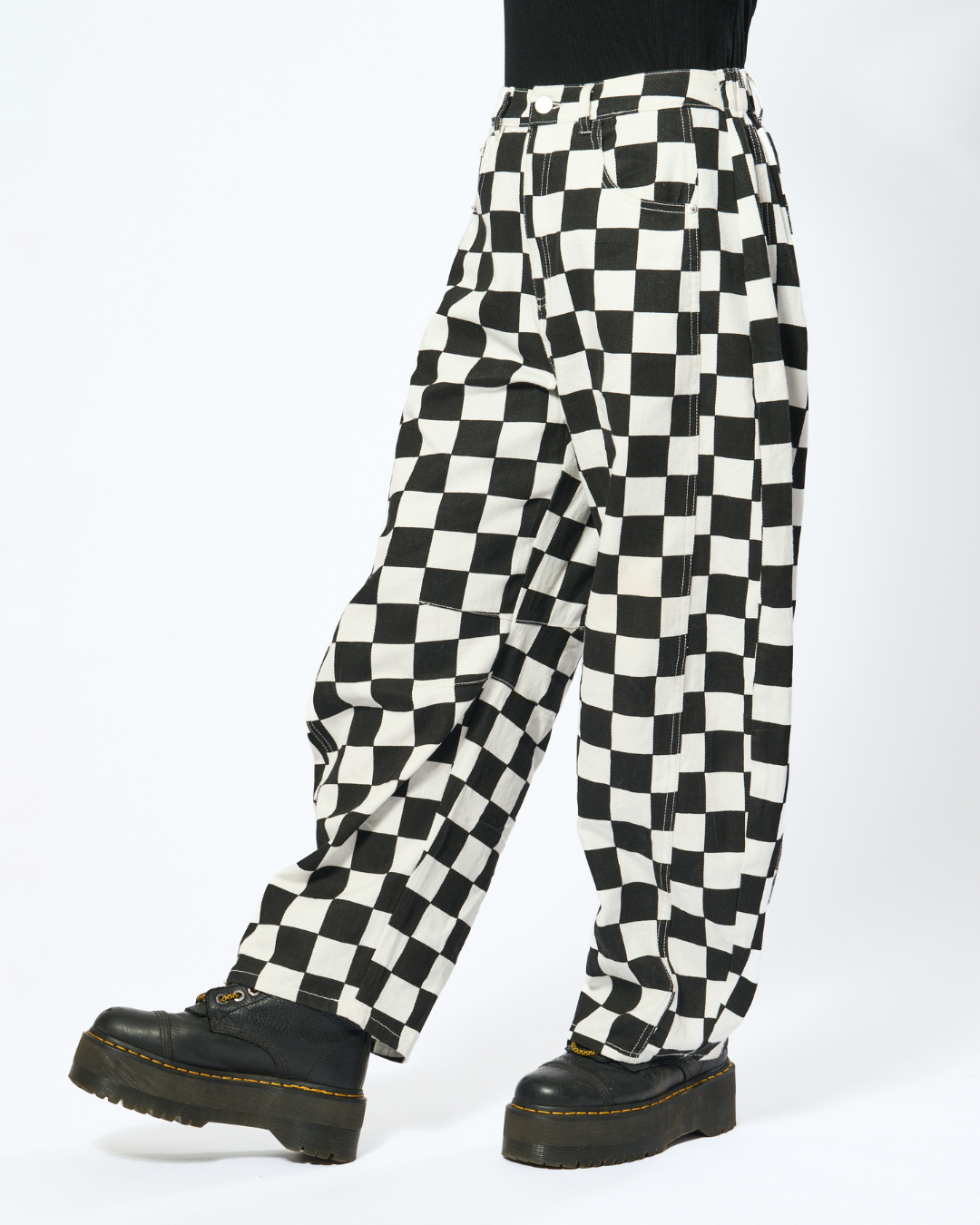 CHECKERED BARREL LIGHTWEIGHT JEANS IN BLACK + WHITE