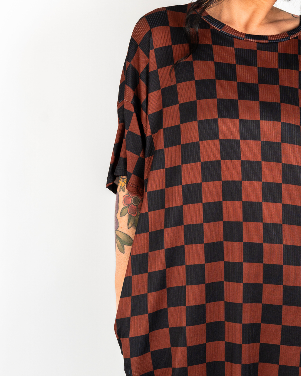 GRIDLOCKED RIBBED OVERSIZED DRESS IN MOCHA + BLACK