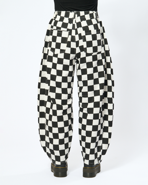 CHECKERED BARREL LIGHTWEIGHT JEANS IN BLACK + WHITE