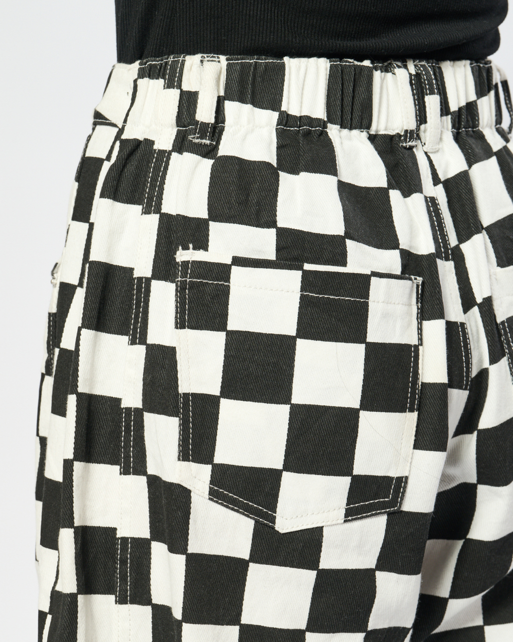 CHECKERED BARREL LIGHTWEIGHT JEANS IN BLACK + WHITE