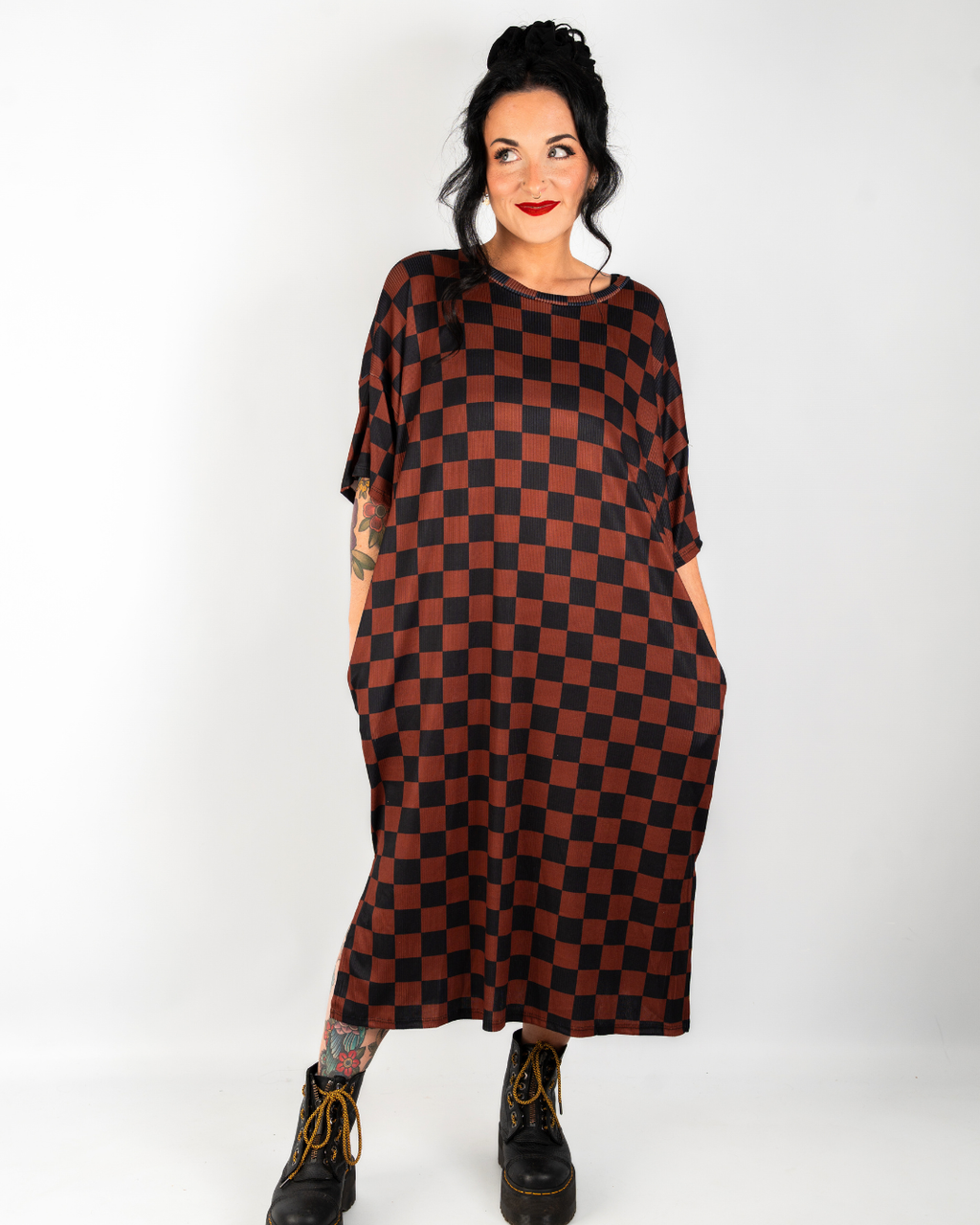 GRIDLOCKED RIBBED OVERSIZED DRESS IN MOCHA + BLACK